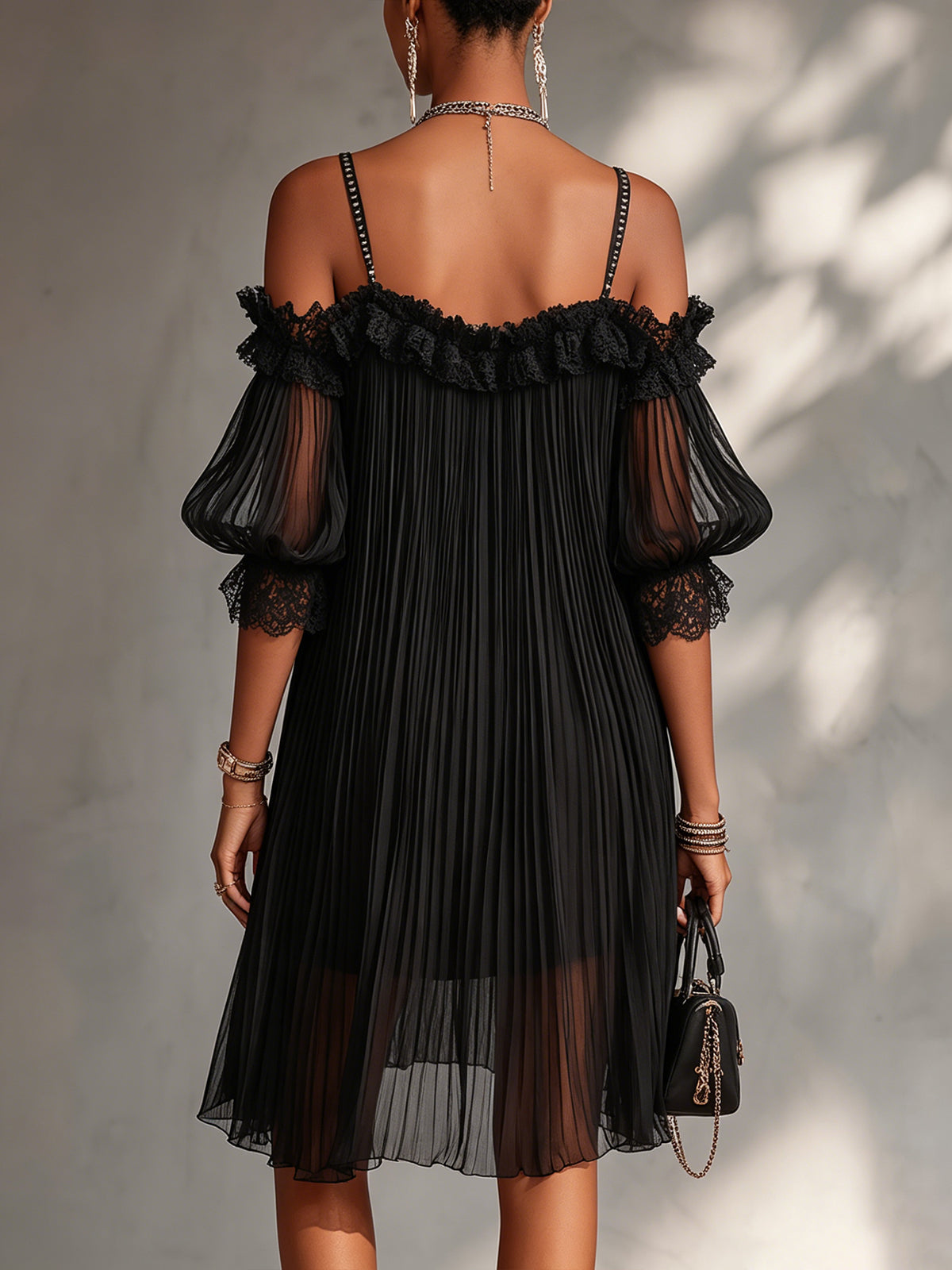 Vera – Vestido Negro Plisado con Encaje