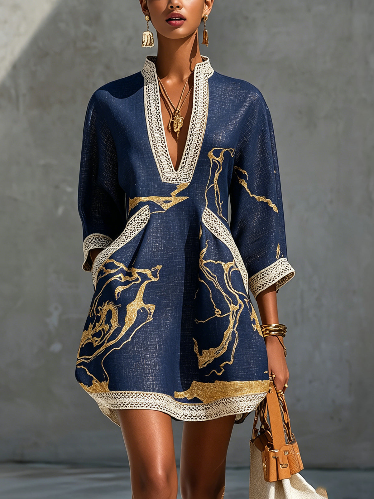 Alma – Vestido Negro con Estampado Dorado