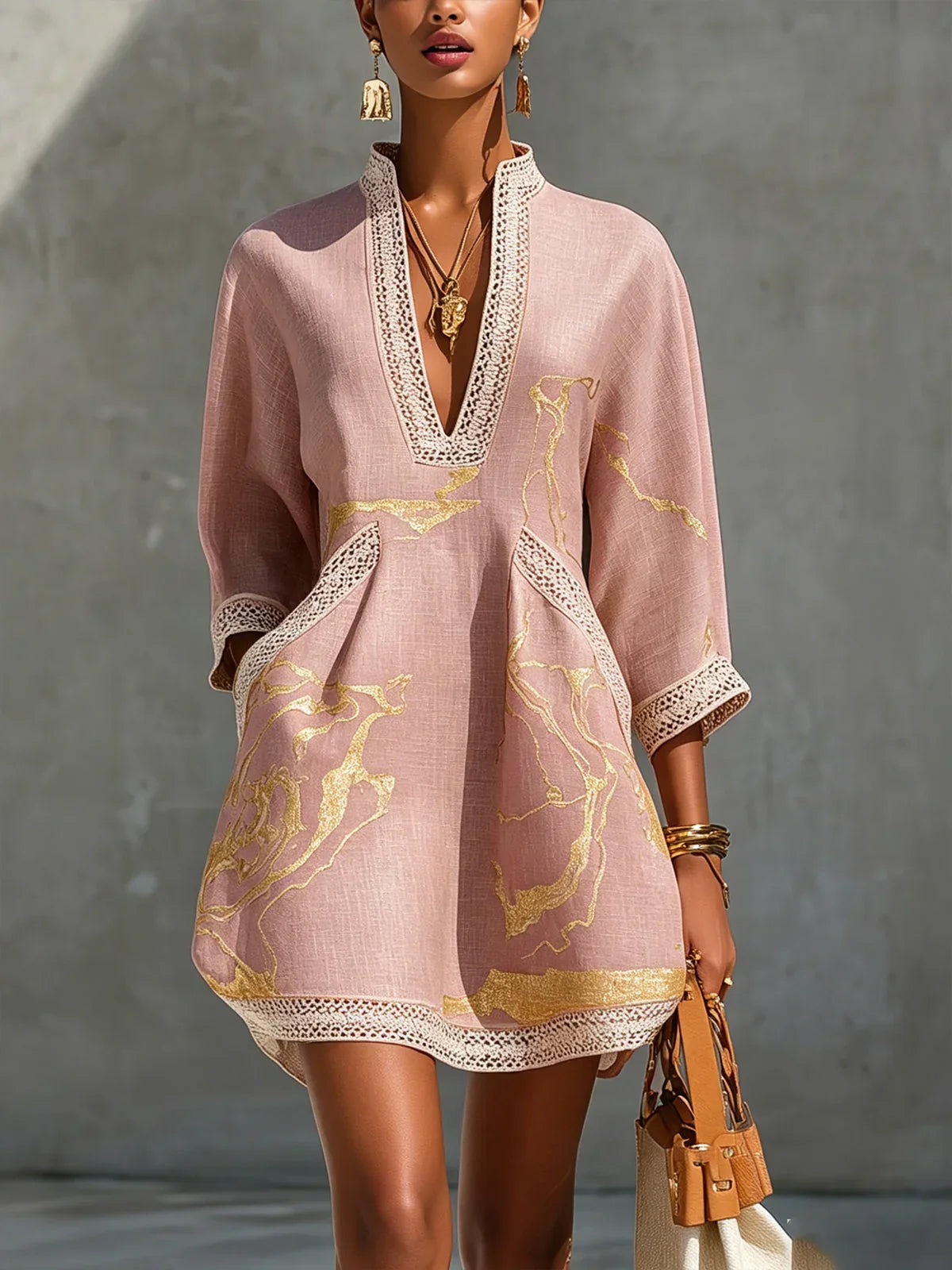 Alma – Vestido Negro con Estampado Dorado