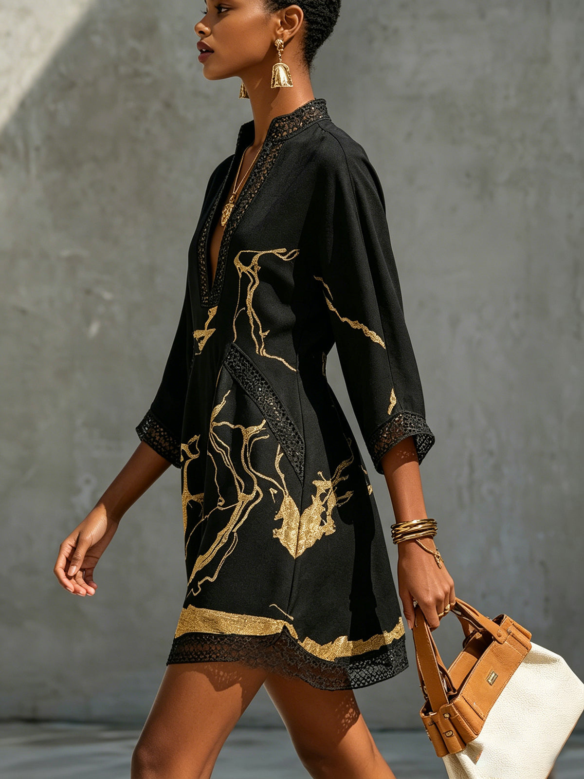 Alma – Vestido Negro con Estampado Dorado