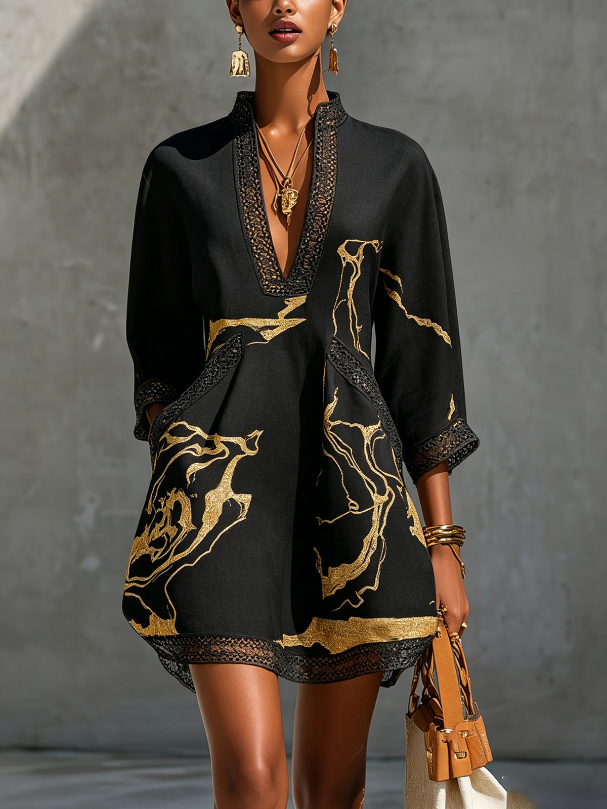 Alma – Vestido Negro con Estampado Dorado